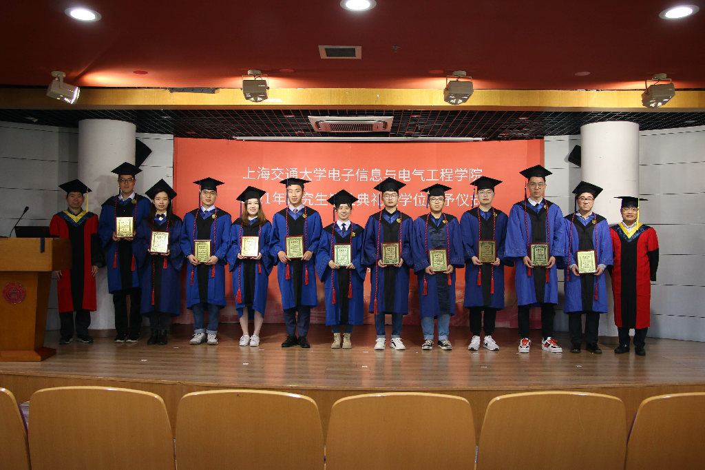 1616935463451072658.png 12 优秀毕业生获奖者颁奖2.png