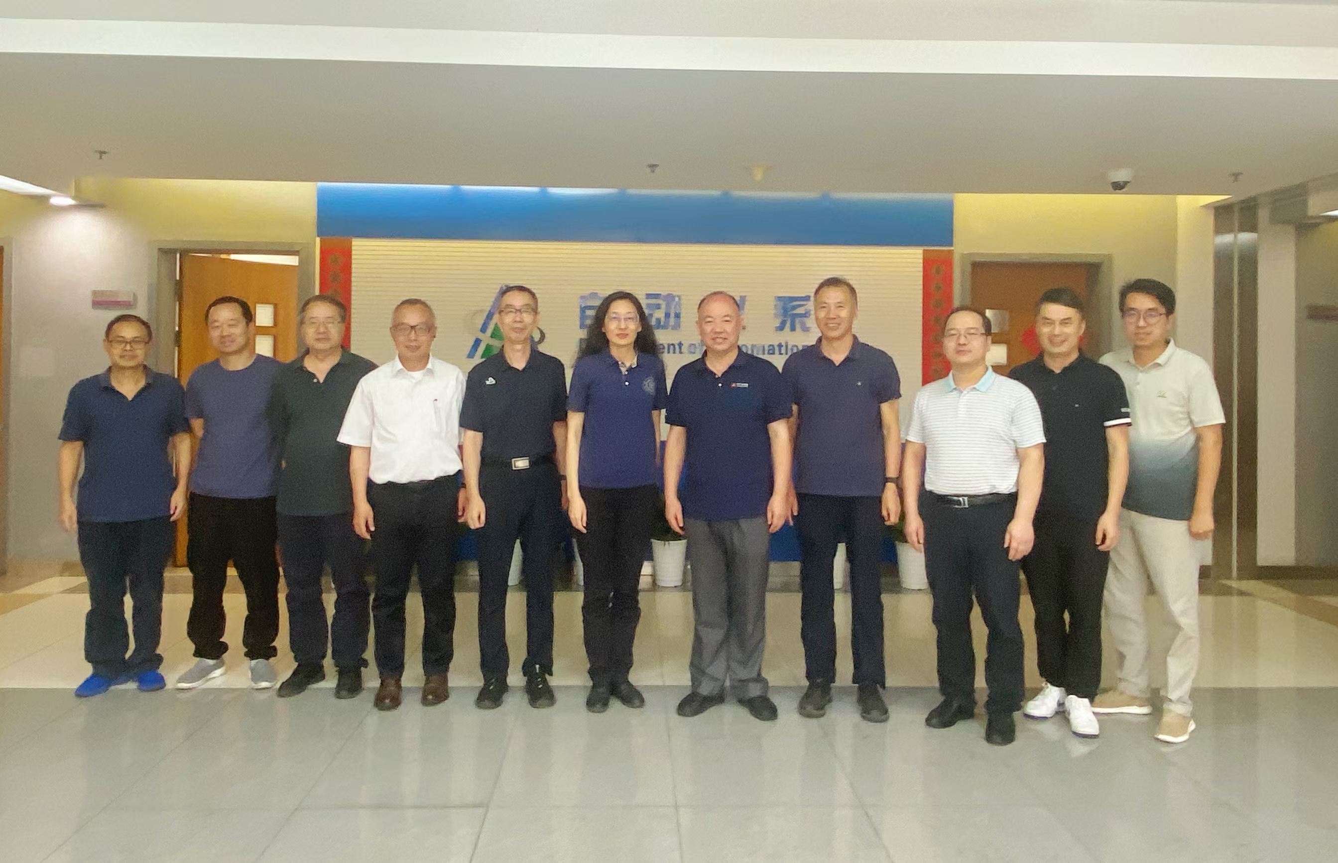图2孙永滨董事长一行与自动化系教师合影.jpg 图2孙永滨董事长一行与自动化系教师合影.jpg